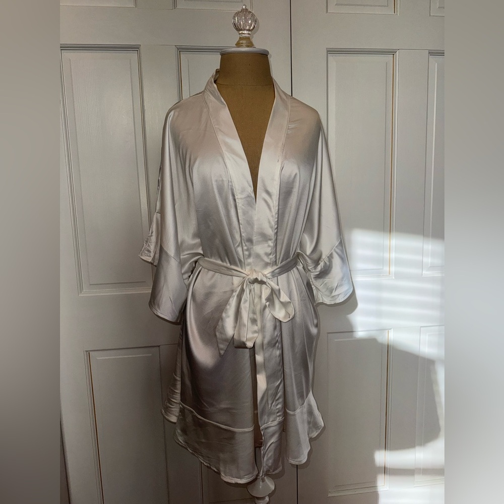 Elegant White Satin Robe - Picture 2 of 4